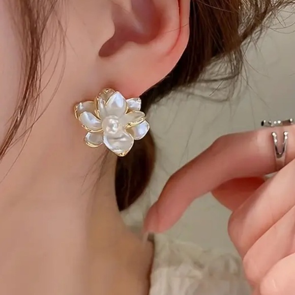 NWOT - Shimmering Magnolia Post Earrings - Picture 3 of 6